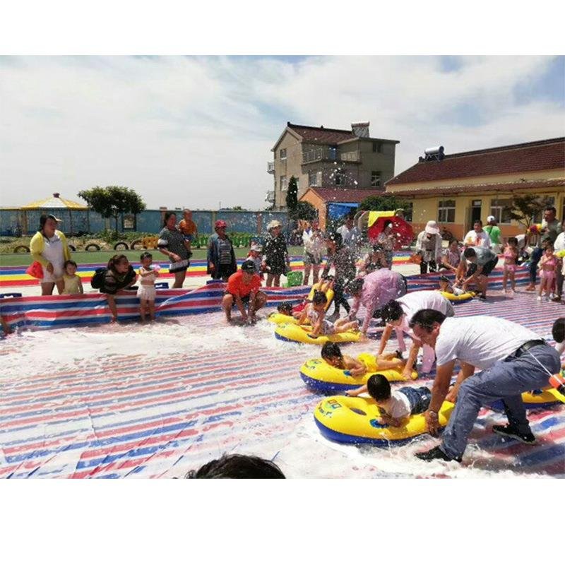 Children's surfboard skating board inflating the slab kickboards with a thick play on the summerboats of the floating pool bubble