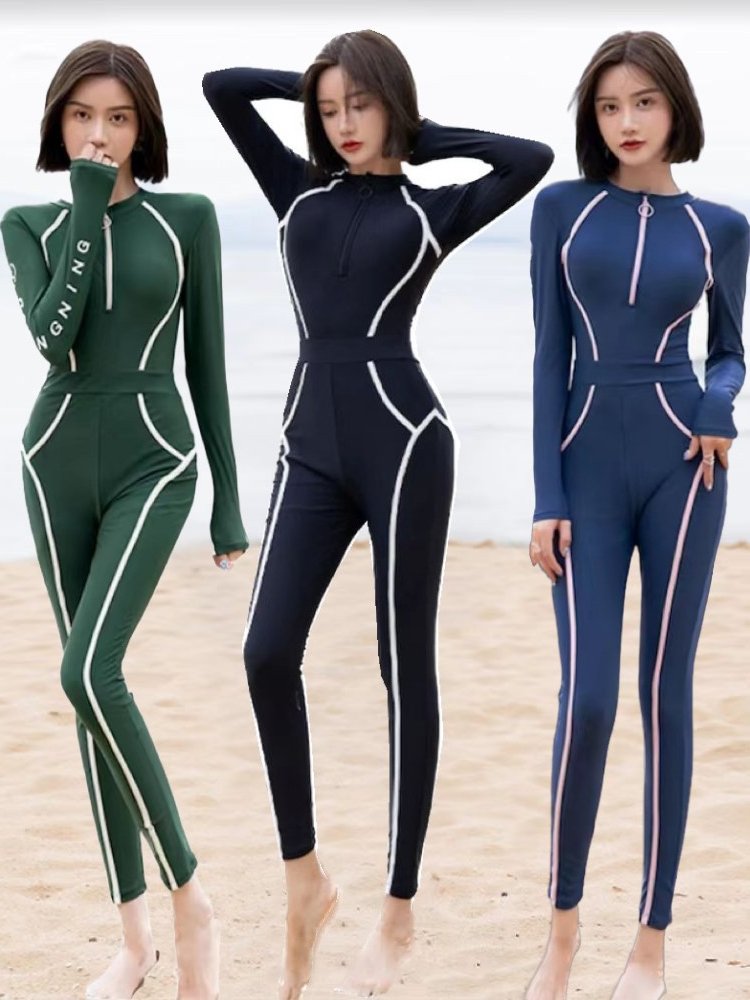In the summer, the sun-proof, skinny swimsuit girl with long sleeves and long pants all surfing and diving