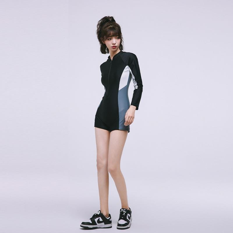 A COMPETITOR SWIMSUIT GIRL WITH A SPECIAL TRAINING IN SWIMMING IN SUNSCREEN, Y8277