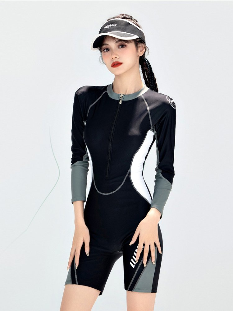 Professionally trained swimsuit girls and young boys in junior high school to keep up with long-sleeve swimming and surfing costumes