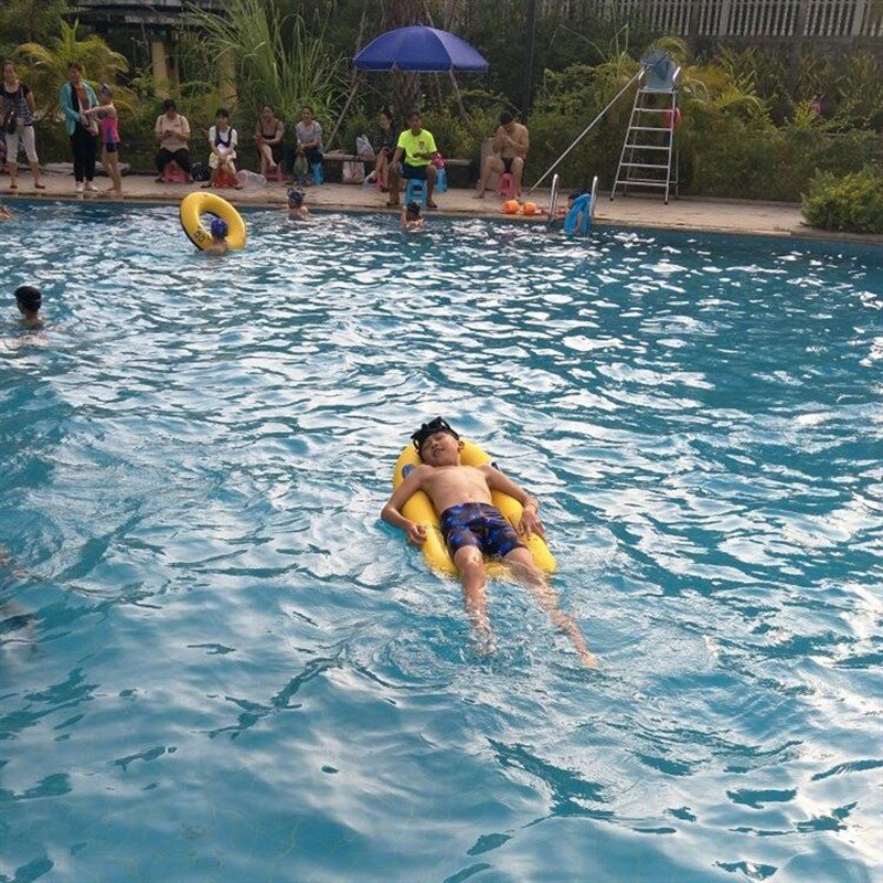 CHILDREN'S SURFBOARD SKATING BOARD INFLATING THE SLAB KICKBOARD AND PLAYING K-WATER FLOATING POOL BUBBLE SUMMER FLYING