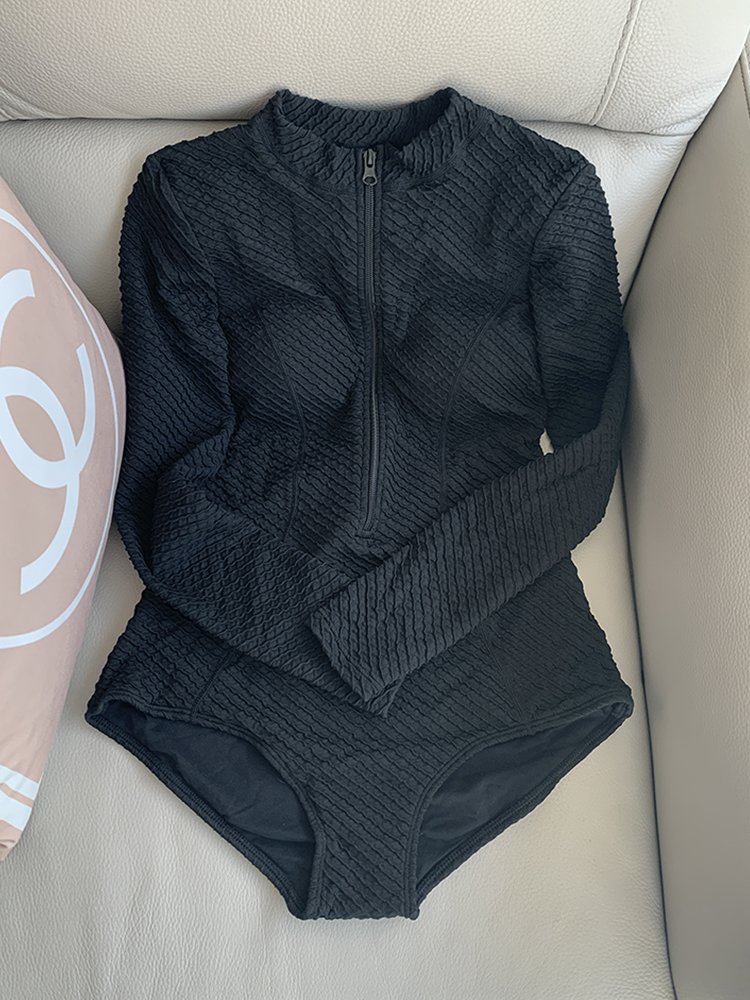 A new 2023 bathing suit with a high-level sense of arm cuffs and zipper students' hot springs are thin and conservative surfers