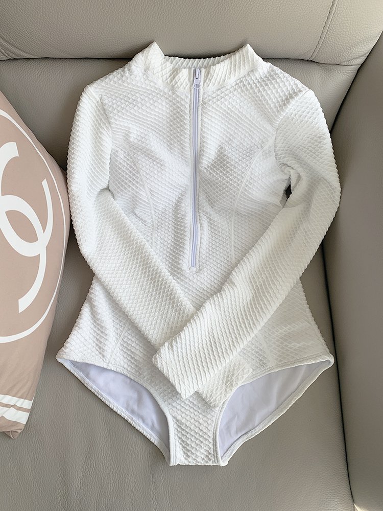 A new 2023 bathing suit with a high-level sense of arm cuffs and zipper students' hot springs are thin and conservative surfers