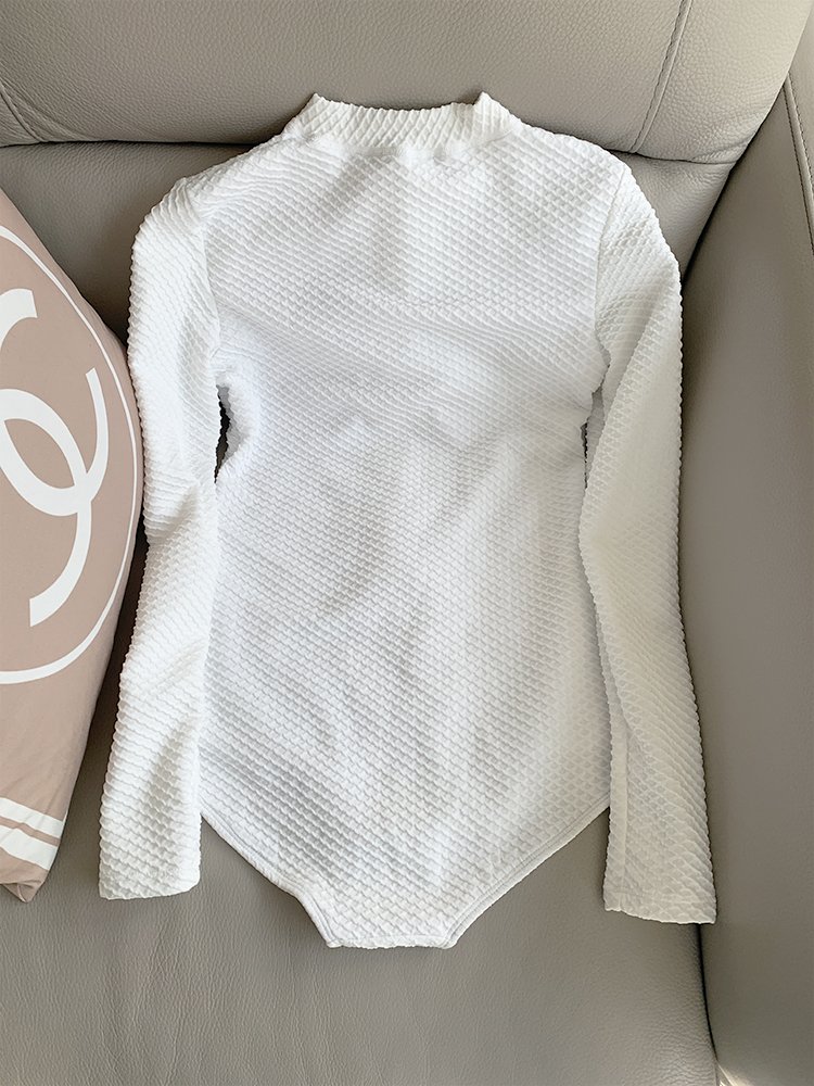 A new 2023 bathing suit with a high-level sense of arm cuffs and zipper students' hot springs are thin and conservative surfers
