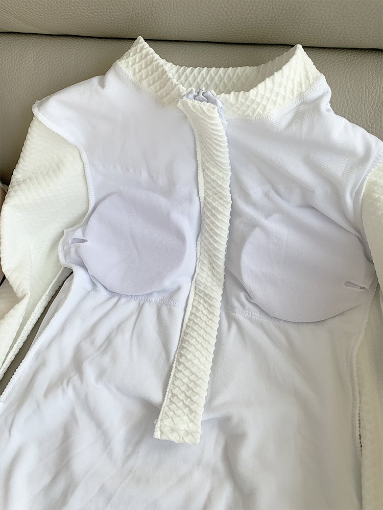 A new 2023 bathing suit with a high-level sense of arm cuffs and zipper students' hot springs are thin and conservative surfers
