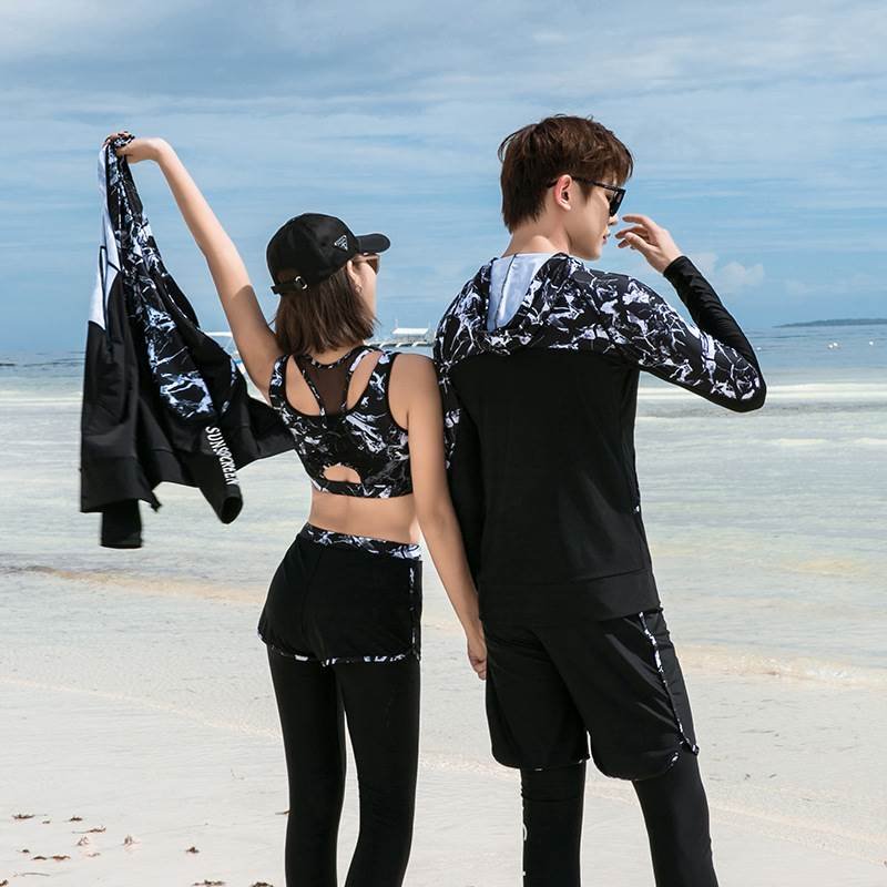 The Korean couple's female scuba suit, the jellyfish man, has a long-scrambled, surf-scrambling, long-sleeved swimsuit