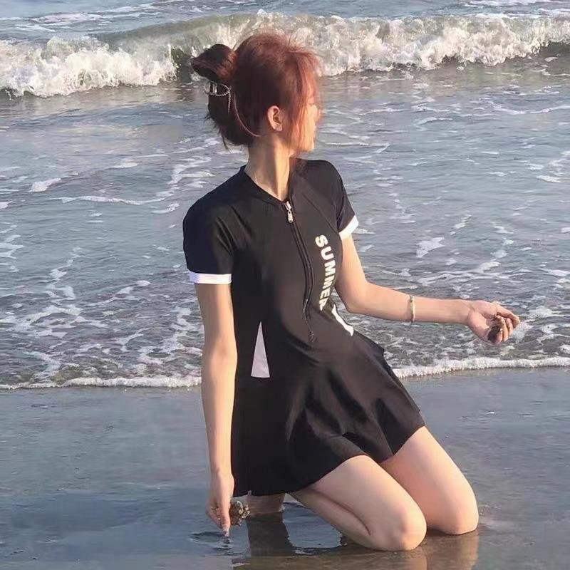 The new swimsuit surf girl, the color-conservative swimsuit lady, has a thin stomach