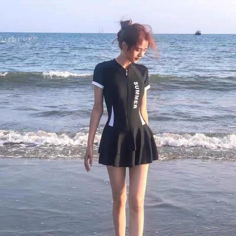 The new swimsuit surf girl, the color-conservative swimsuit lady, has a thin stomach
