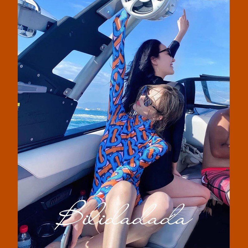 Fanfon Vidocq's new, conservative swimsuit girl with a thin body and a sexy long-sleeved surfing suit