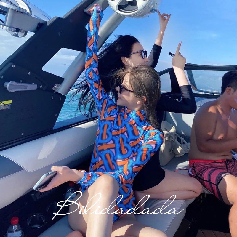 Fanfon Vidocq's new, conservative swimsuit girl with a thin body and a sexy long-sleeved surfing suit