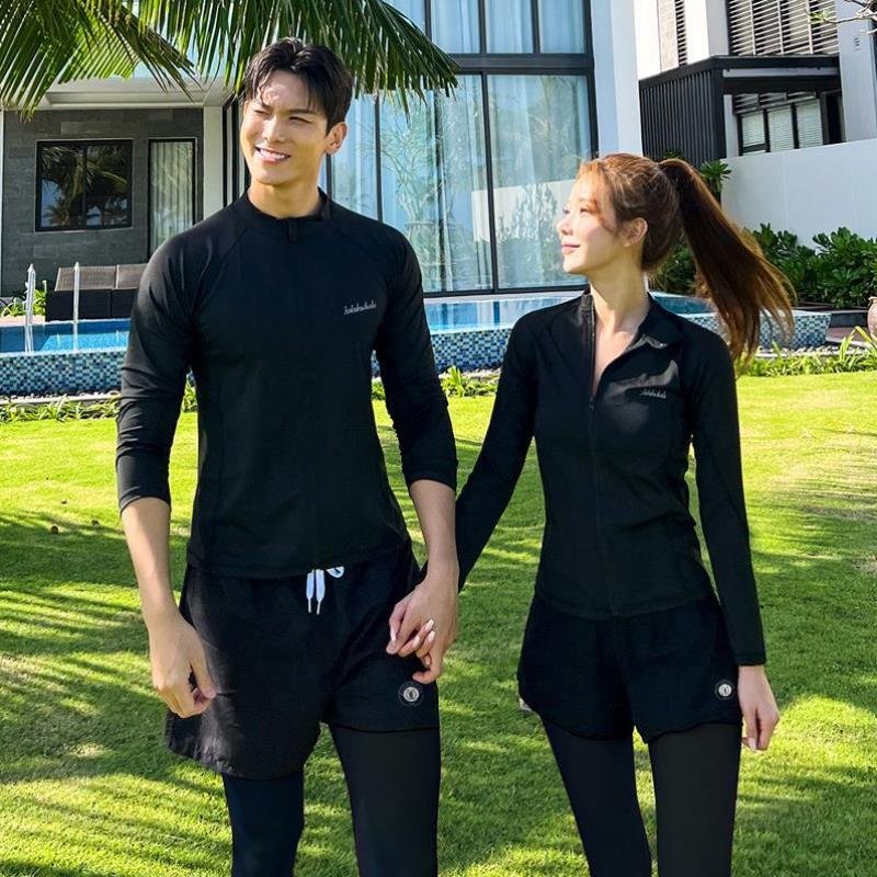 Korean diver couples with long sleeves for sunscreen jellyfish swimsuits, laced with tweezers, snorkeling