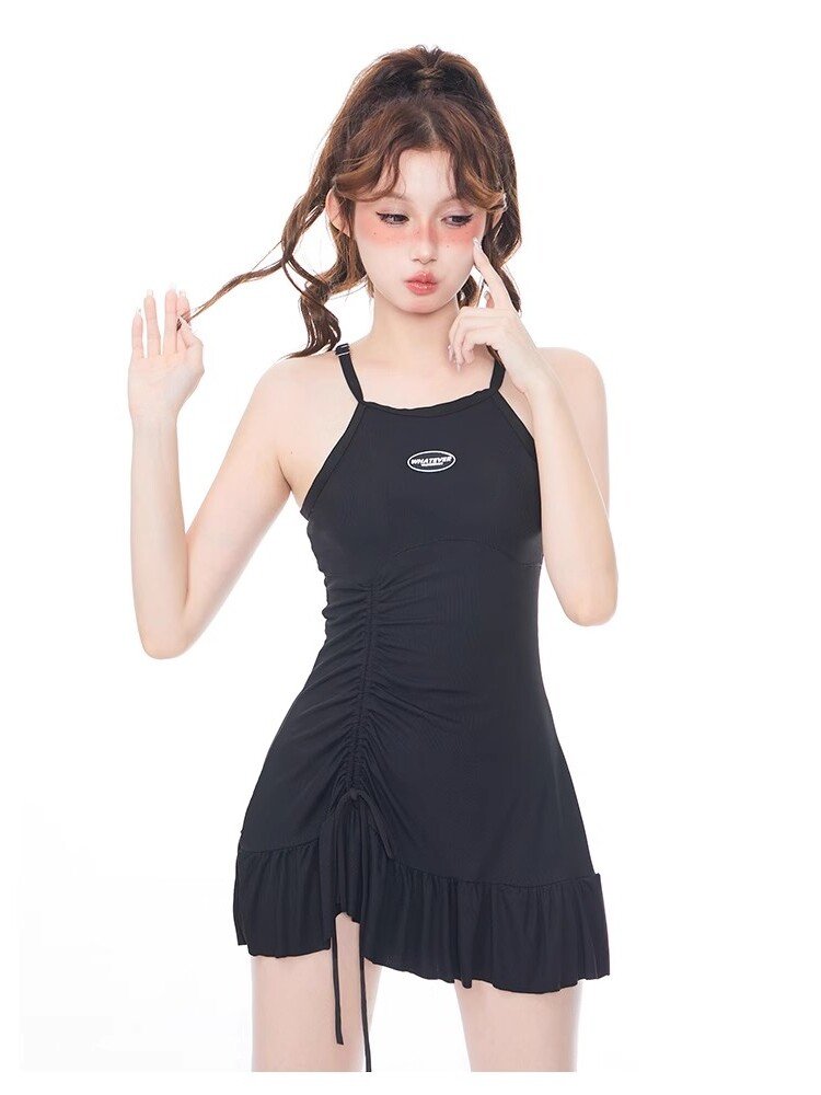 The fragrance of the swimsuit women's American sports show a scrawny young girl's bathing suit on the beach