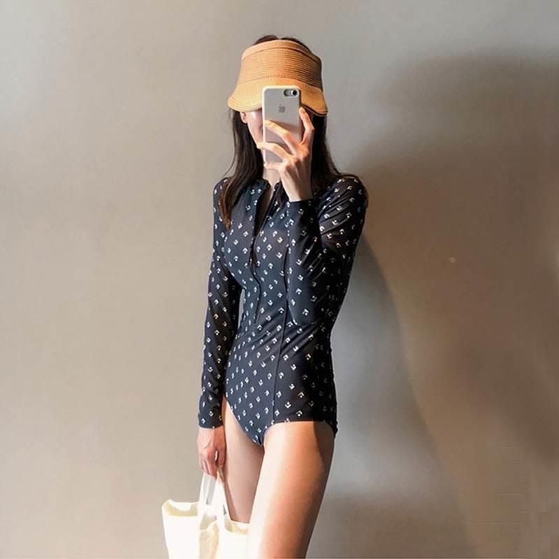 A new 2024, long-sleeved swimsuit for a swam hot spring to protect against the sun
