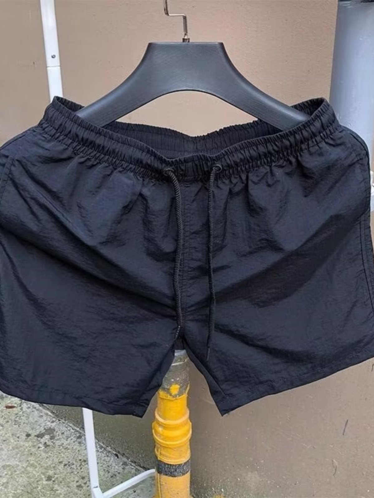 The Queen's Dynamite Yellow Beach Pants, the man's cold-sensored shorts, can go down to the springs of the water and the swimsuits are loose