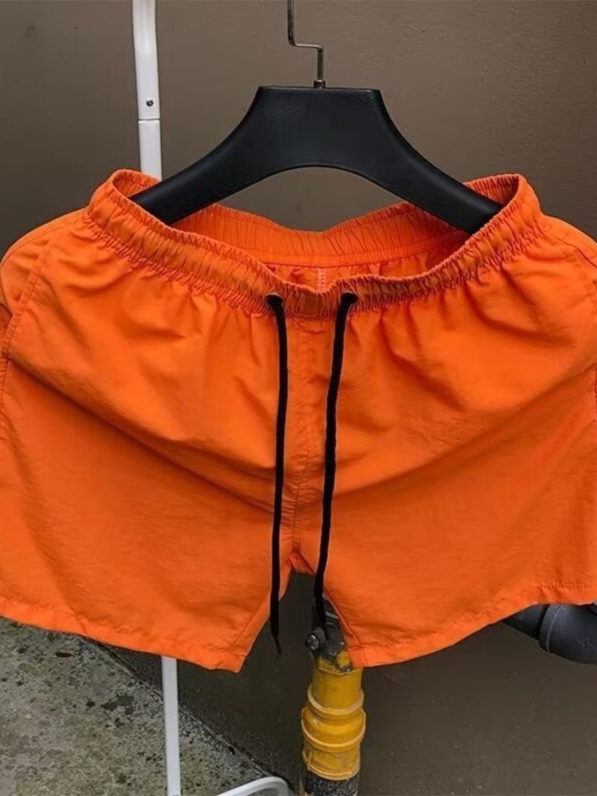 The Queen's Dynamite Yellow Beach Pants, the man's cold-sensored shorts, can go down to the springs of the water and the swimsuits are loose