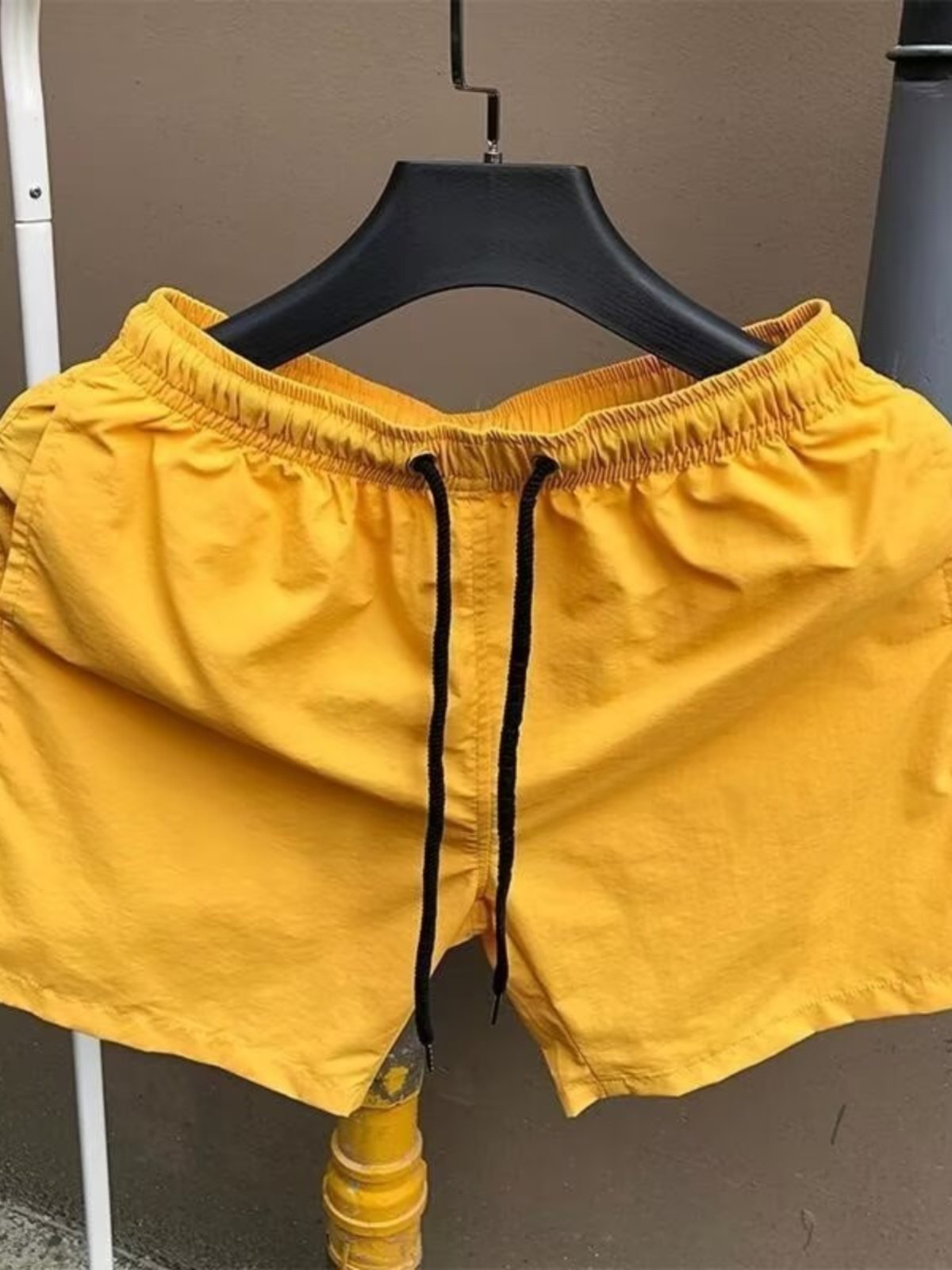 The Queen's Dynamite Yellow Beach Pants, the man's cold-sensored shorts, can go down to the springs of the water and the swimsuits are loose