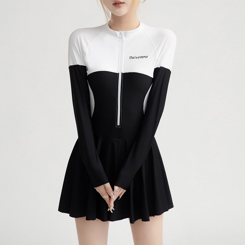 korea's hot spring swimsuit girl with a big, corrugated skirt and long-sleeved surfing suit