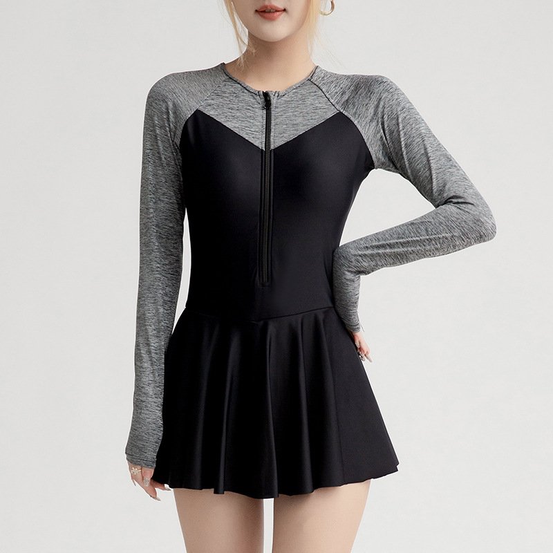 korea's hot spring swimsuit girl with a big, corrugated skirt and long-sleeved surfing suit