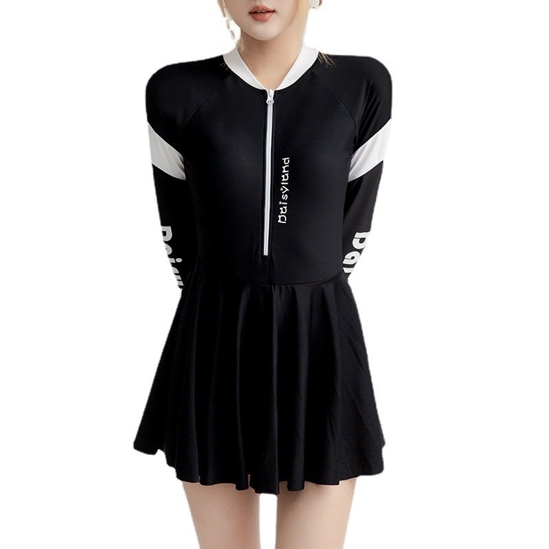 korea's hot spring swimsuit girl with a big, corrugated skirt and long-sleeved surfing suit