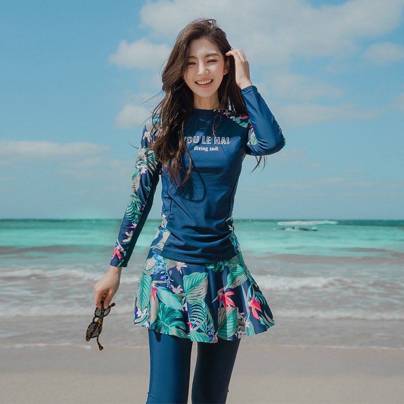 The new Korean lady swimsuit, a three-piece swipe-sleeve suit, swam in hot springs