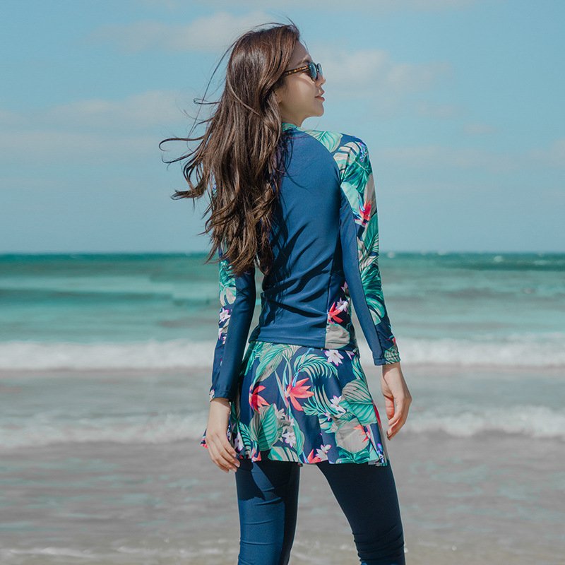 The new Korean lady swimsuit, a three-piece swipe-sleeve suit, swam in hot springs