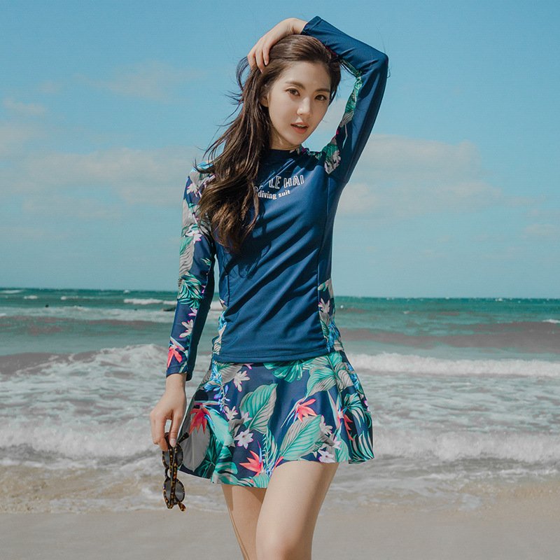 The new Korean lady swimsuit, a three-piece swipe-sleeve suit, swam in hot springs