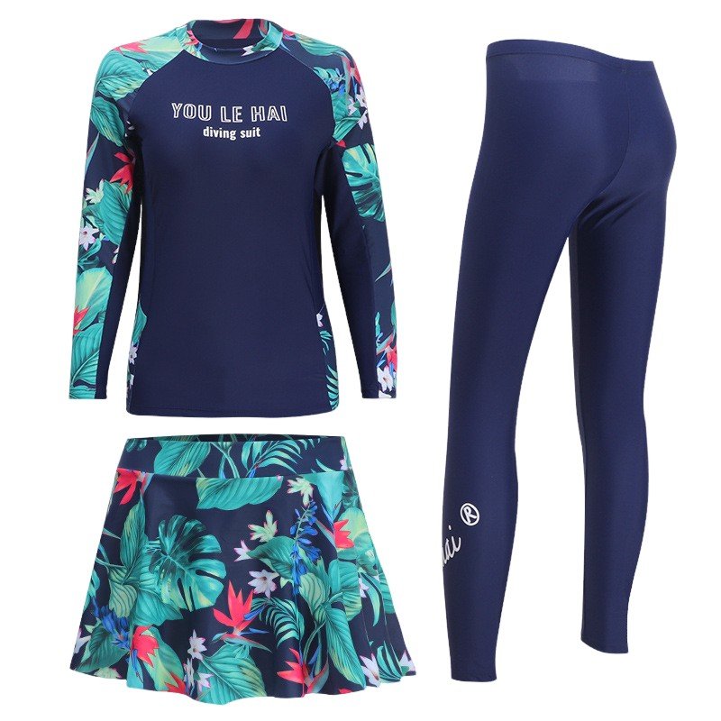 The new Korean lady swimsuit, a three-piece swipe-sleeve suit, swam in hot springs