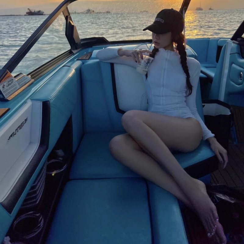 insnet hot chicks on the beach, surf-swam girl, co-ordinated with a white, jane-la-la long-sleeve sunscreen swimsuit