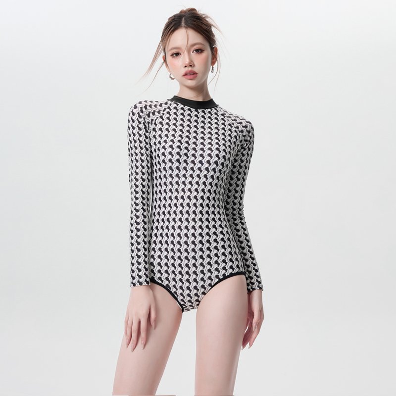 Skinny bathing suit, long-sleeved shorts