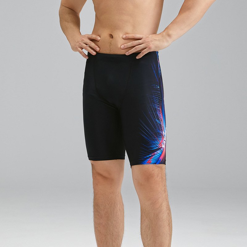 The new chlorine-resistant male swimsuit drys through the hot springs, with a surfing flatty