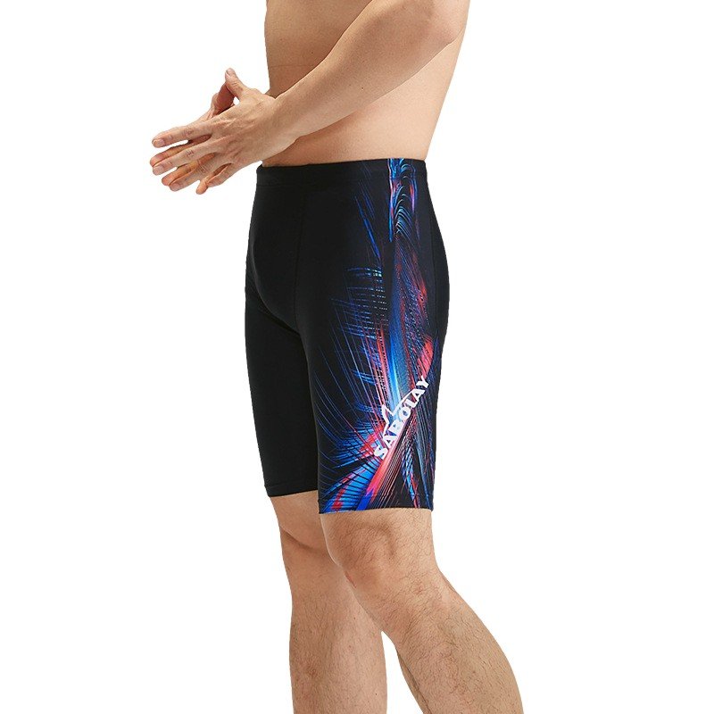 The new chlorine-resistant male swimsuit drys through the hot springs, with a surfing flatty