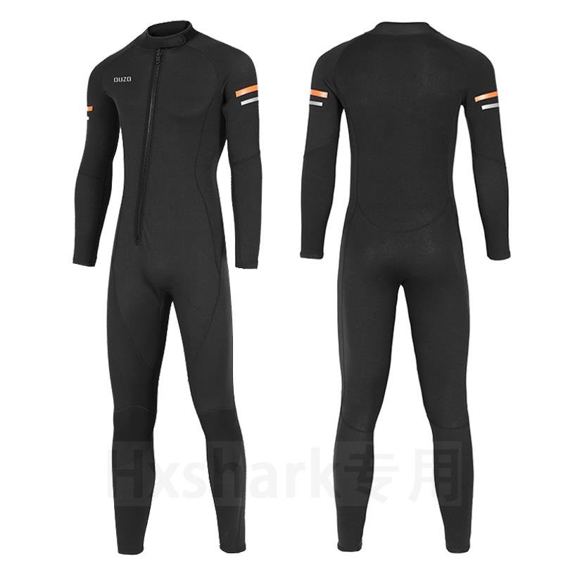 A tan-resistant wetsuit, a male jellyfish surfer, 1.5 mm divulge wet clothes to keep her winter bathing suit warm
