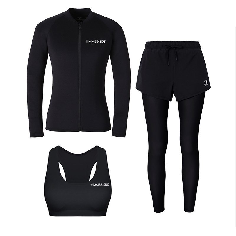 A tan-proof long-sleeved, long-sleeved, long-sleeved, snorkeling girl