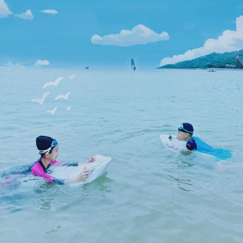 A portable electro-drive swimming party small-scale surfboard float for children ' s water park toys