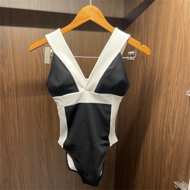 the bathing suit girl's high sense of the new hot springs of 2022