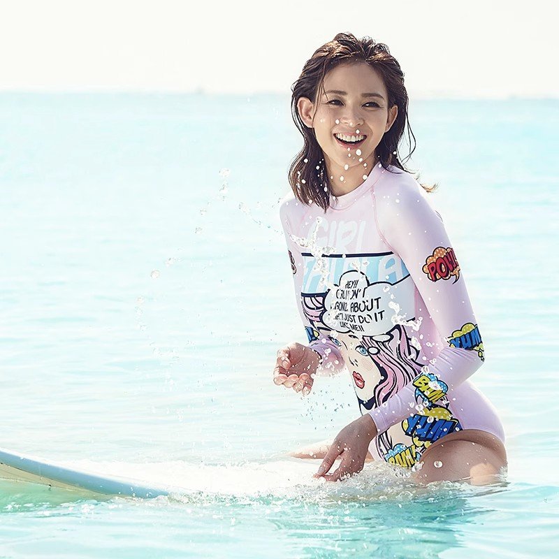 The Korean Swimming suit girl has a thin, long-sleeved, sun-proof, dry-swam and surfing