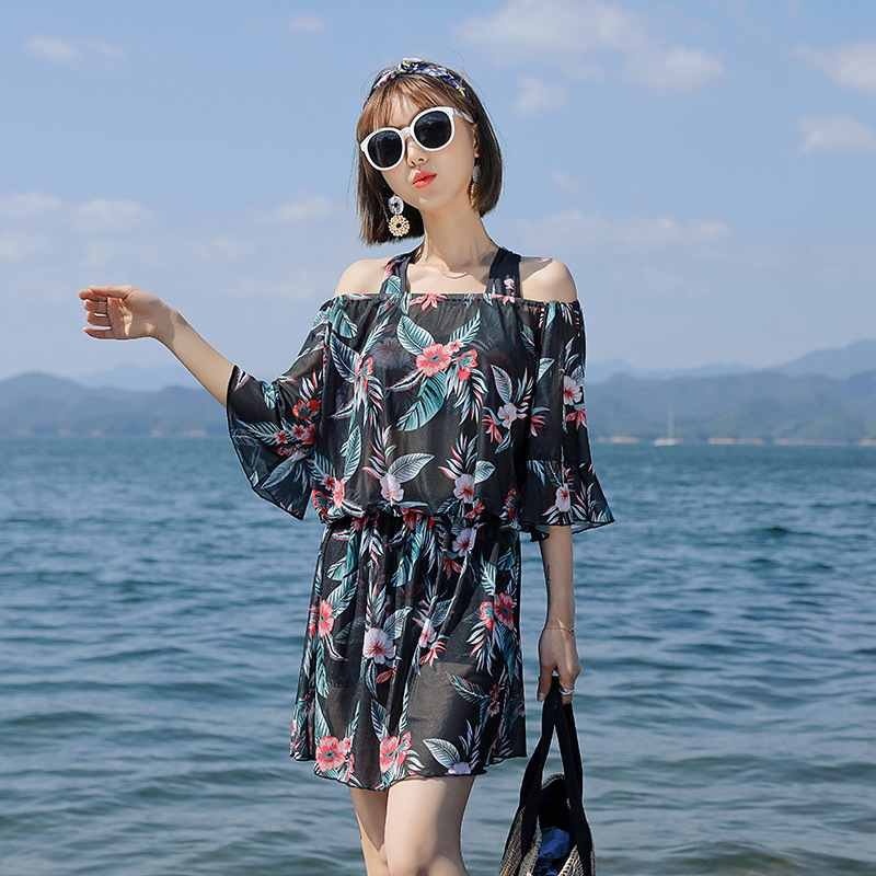 A three-packed surfing suit on the Korean-style Conservative Beach