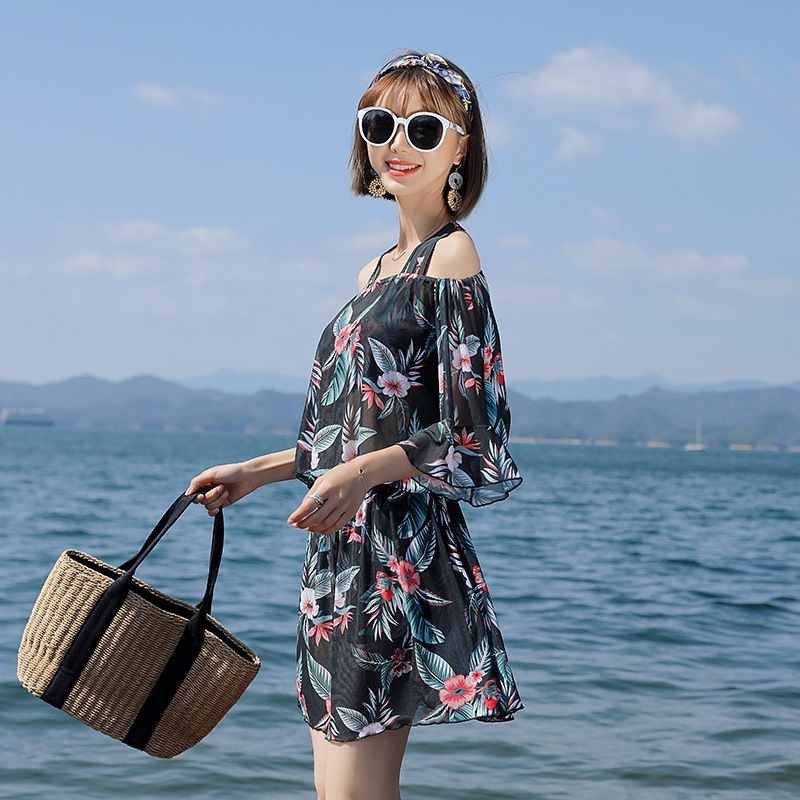 A three-packed surfing suit on the Korean-style Conservative Beach