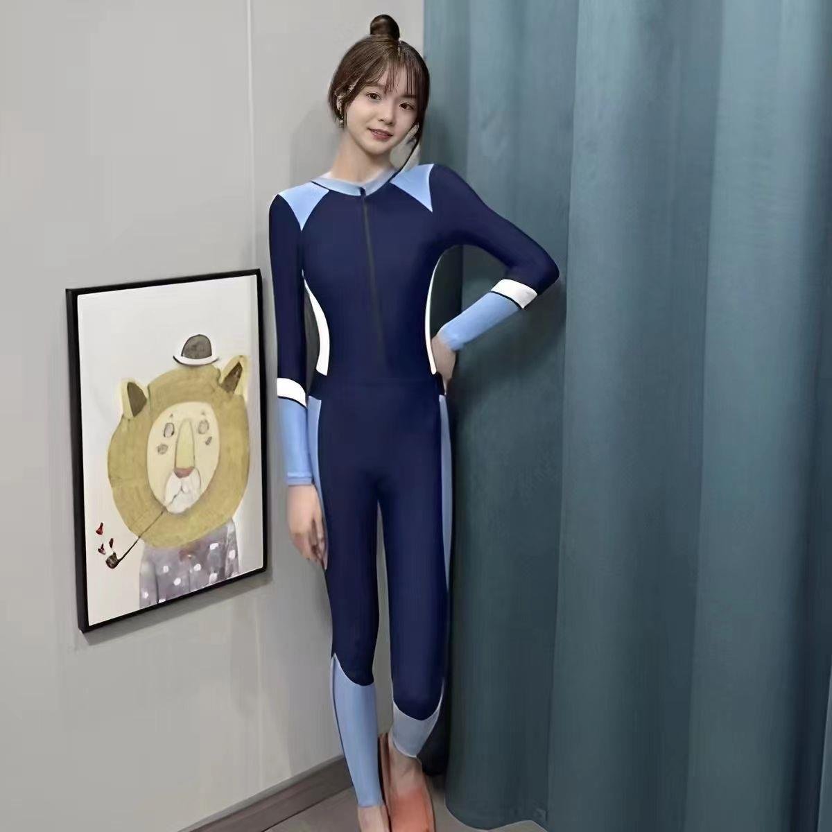 The 23-year-old swimsuit girl with a thin, large-sized diving suit dryed out to protect the long sleeve students from surfing