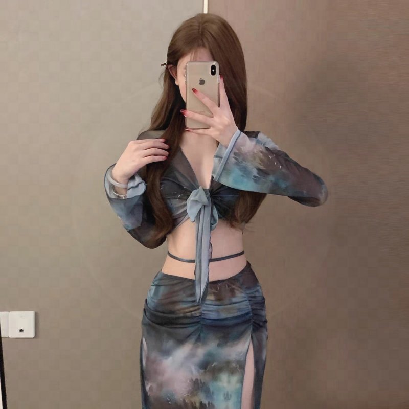 The new bikini swimsuit girl has four pairs of long skirts