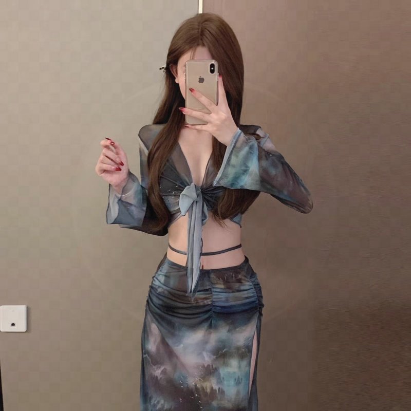 The new bikini swimsuit girl has four pairs of long skirts