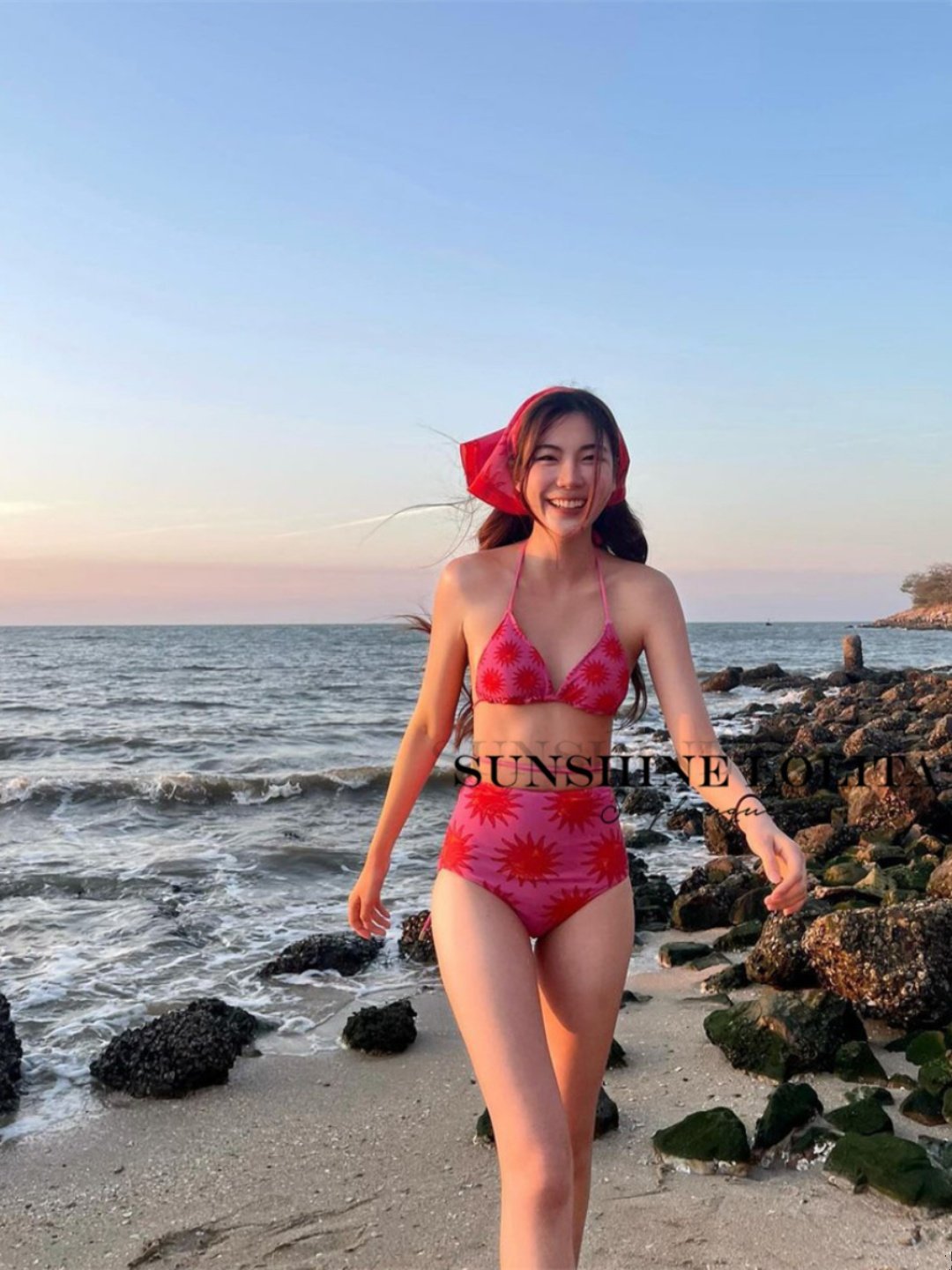 Dicanon Sunmarks with three pairs of bikini turbans with a high waist to cover the hot girls surfing the seaside