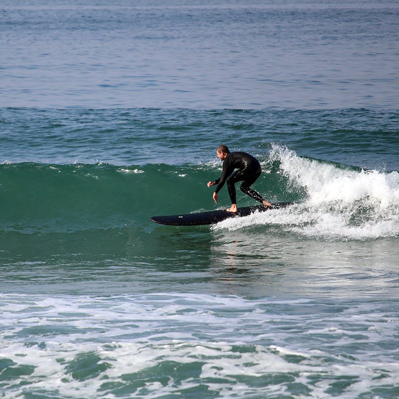 Professional beginners train sea-based surfboard beginners on water surfboards
