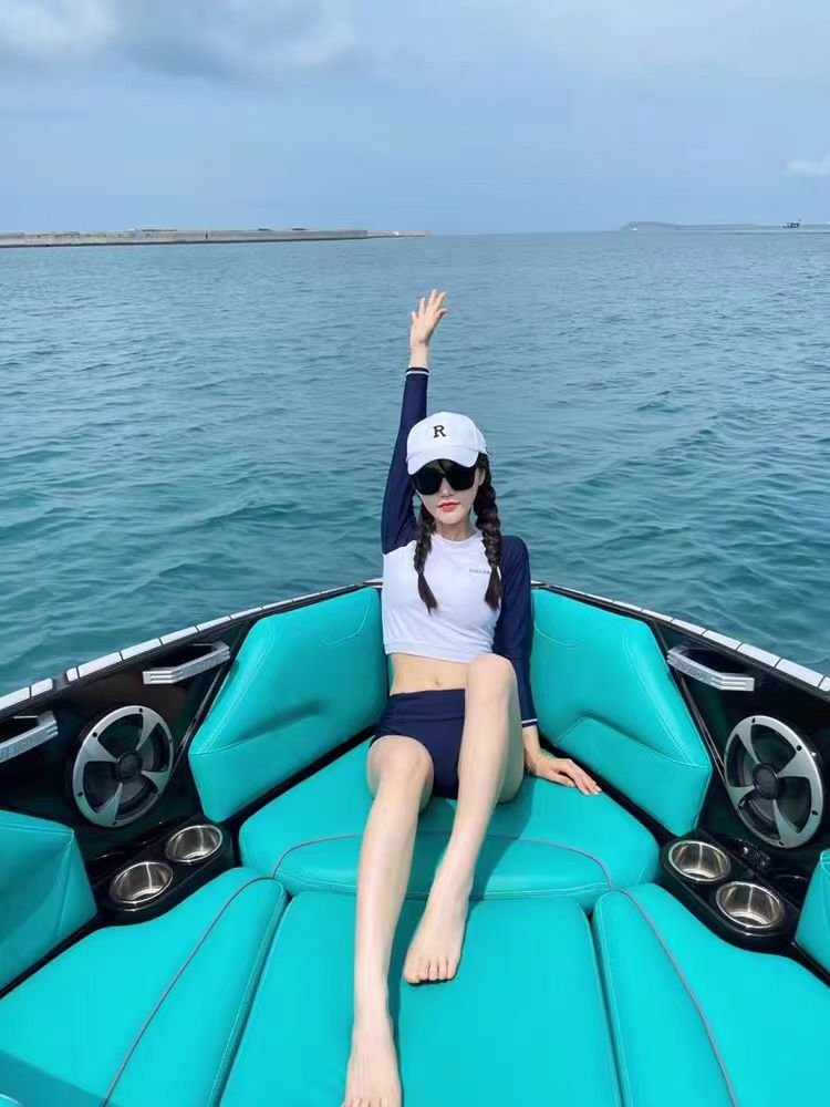 Swimming suit girl blue and white cuffs 2024 new diving surfing suit girl sunscreen hot spring swimsuit on a conservative holiday