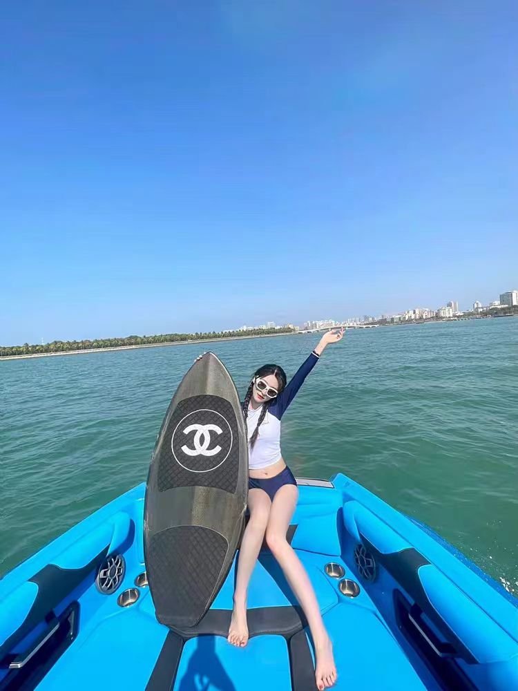 Swimming suit girl blue and white cuffs 2024 new diving surfing suit girl sunscreen hot spring swimsuit on a conservative holiday