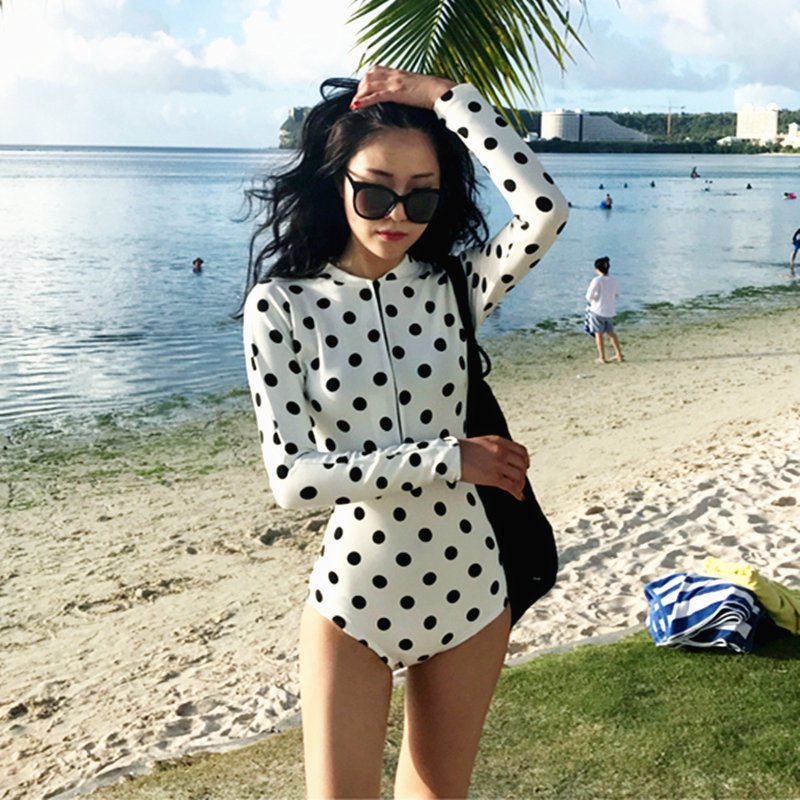 The bathing suit girl in 2024, the hot spring girl, kept her long-sleeved, sun-proof, surfing suit