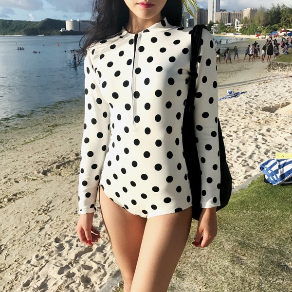The bathing suit girl in 2024, the hot spring girl, kept her long-sleeved, sun-proof, surfing suit