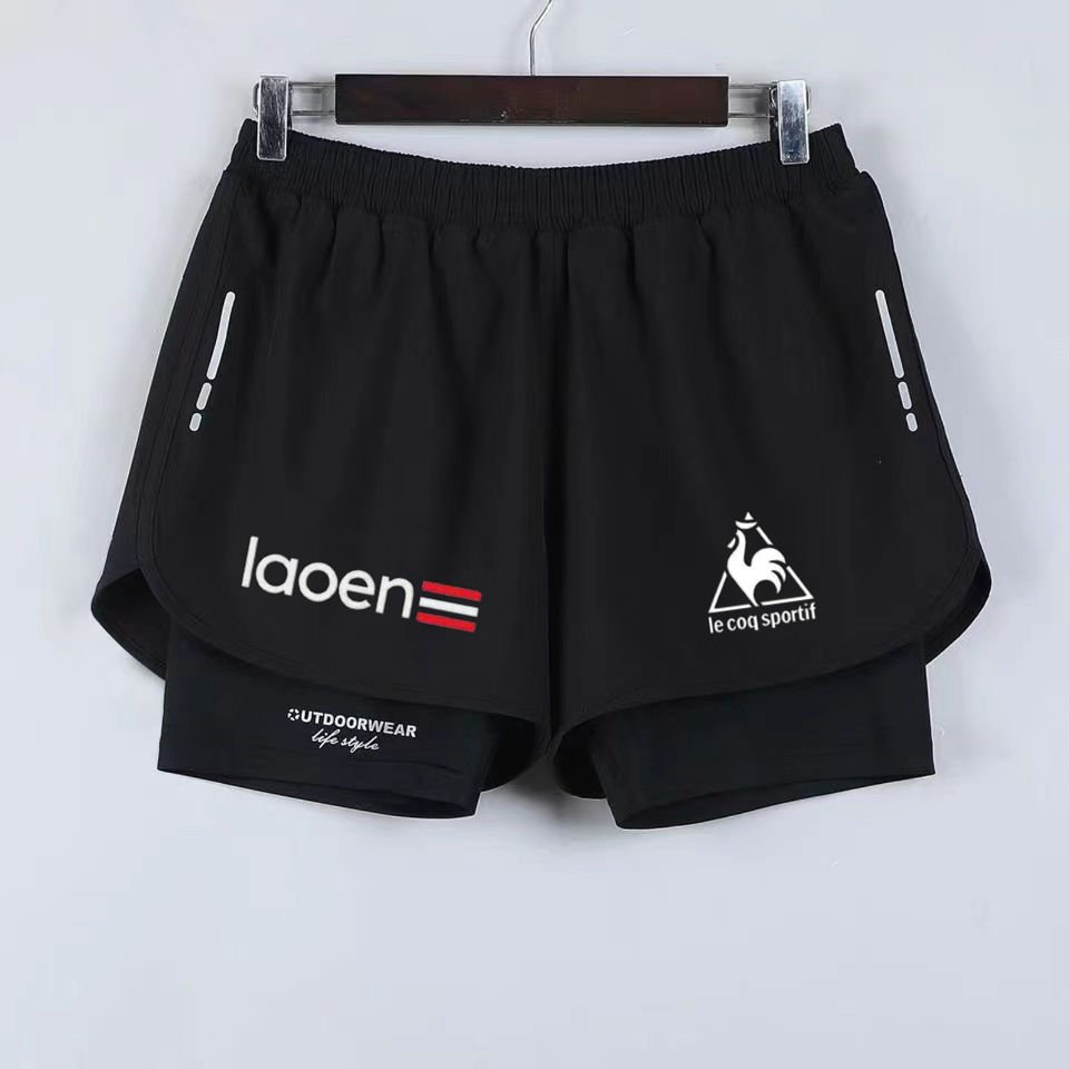 A man in a hot spring shorts two-story, three-minute dry-out shorts for a bathing suit