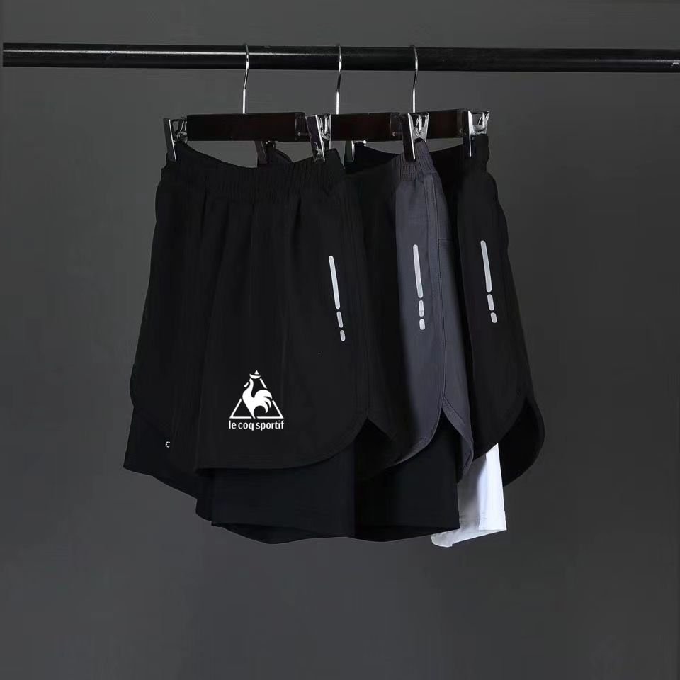 A man in a hot spring shorts two-story, three-minute dry-out shorts for a bathing suit
