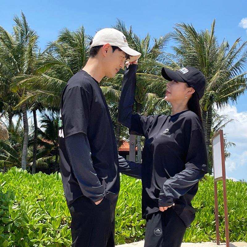 A new couple with a scuba suit, a loose, thin, long-sleeved, long-sleeveed, man-swam suit, a protected hot spring